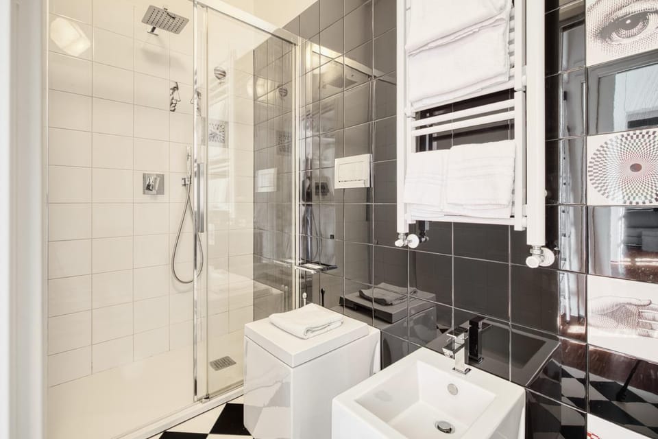 Shower, Toilet, Bathroom, towels