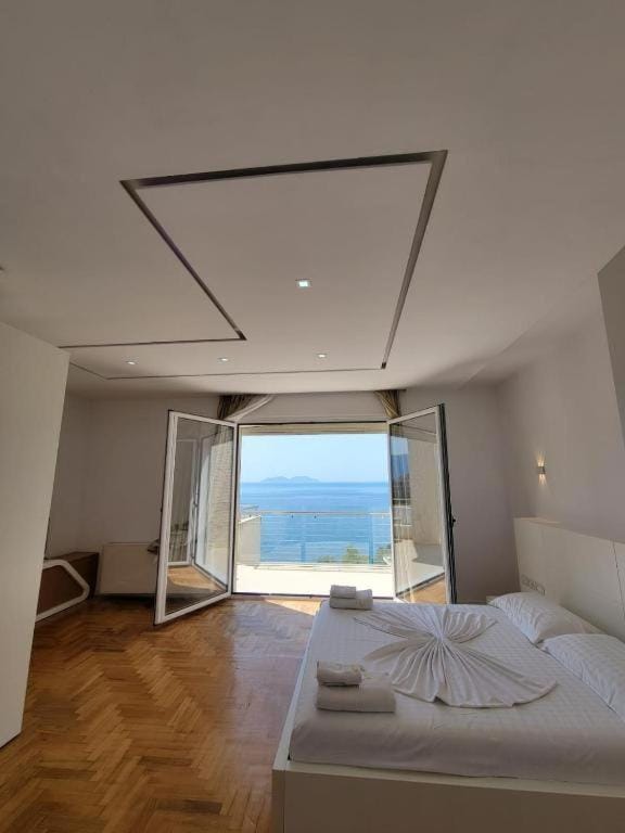 Bed, Photo of the whole room, Bedroom, Sea view, towels