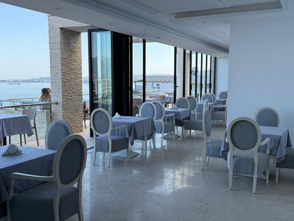 Restaurant/places to eat, Seating area, Sea view
