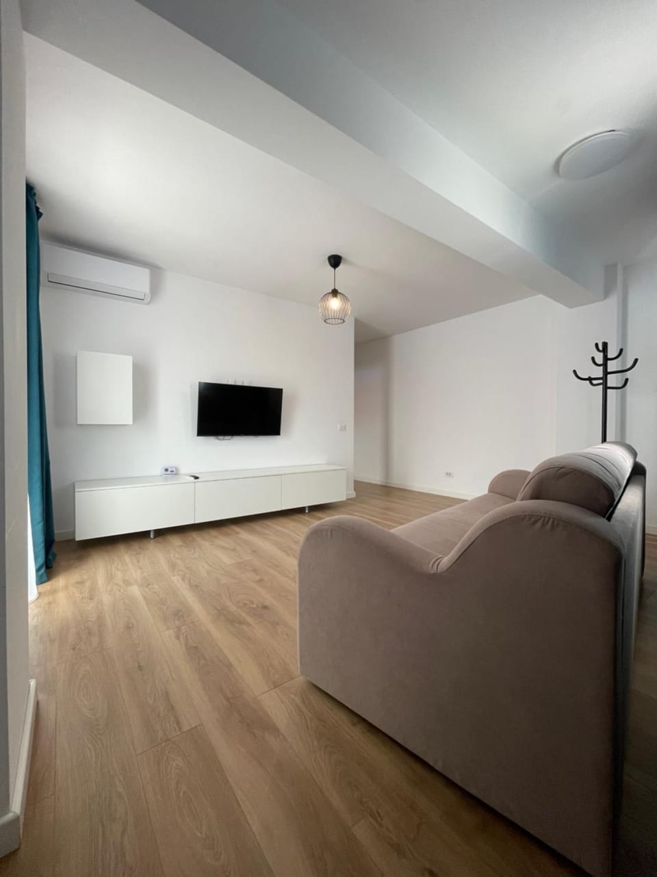 Communal lounge/ TV room, TV and multimedia, Living room, Seating area, Evening entertainment, air conditioner