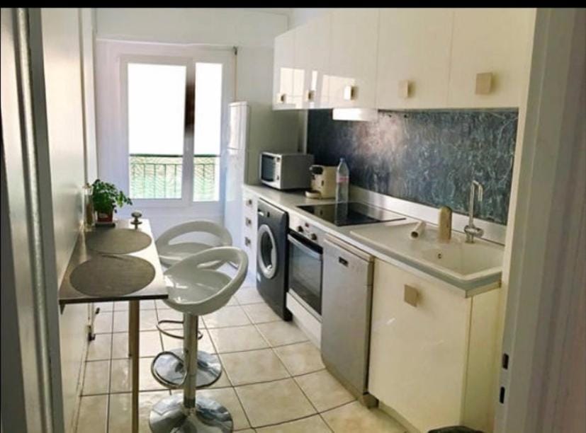 Room in a private home only for women near Port Vacation rental in Nice