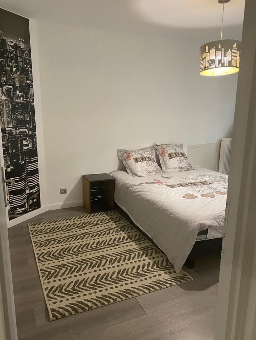 Room in a private home only for women near Port Vacation rental in Nice