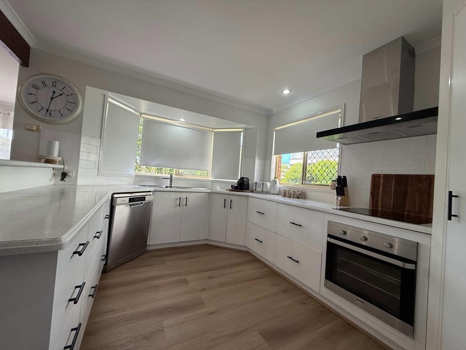 Midtown Oasis - Sleeps 9 House in Hervey Bay