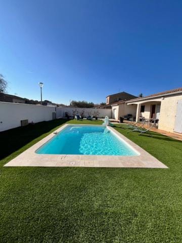 Maison paisible avec piscine privée House in Nimes
