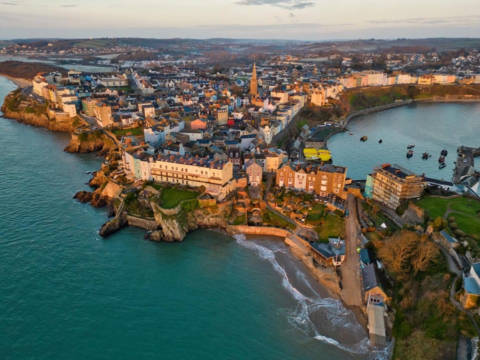 The Burrows - 3 Bedroom Holiday Home - Tenby Bed and Breakfast in Tenby