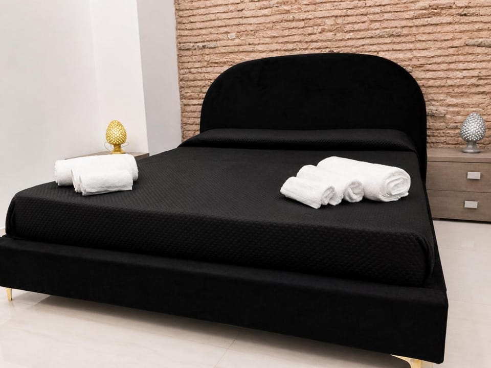 Bed, Bedroom, towels