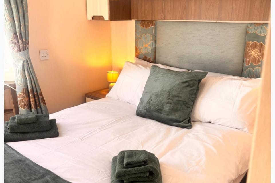 Bed, Photo of the whole room, Decorative detail, Bedroom, furniture, towels