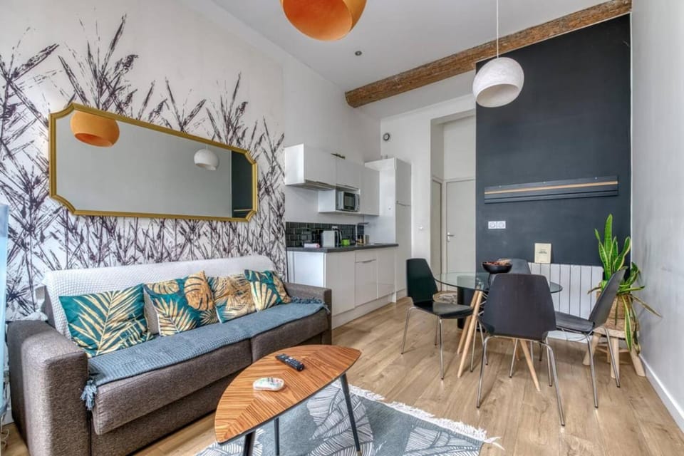 Kitchen or kitchenette, Living room, Seating area, stove
