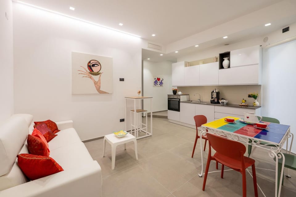 Kitchen or kitchenette, Seating area, Dining area, oven