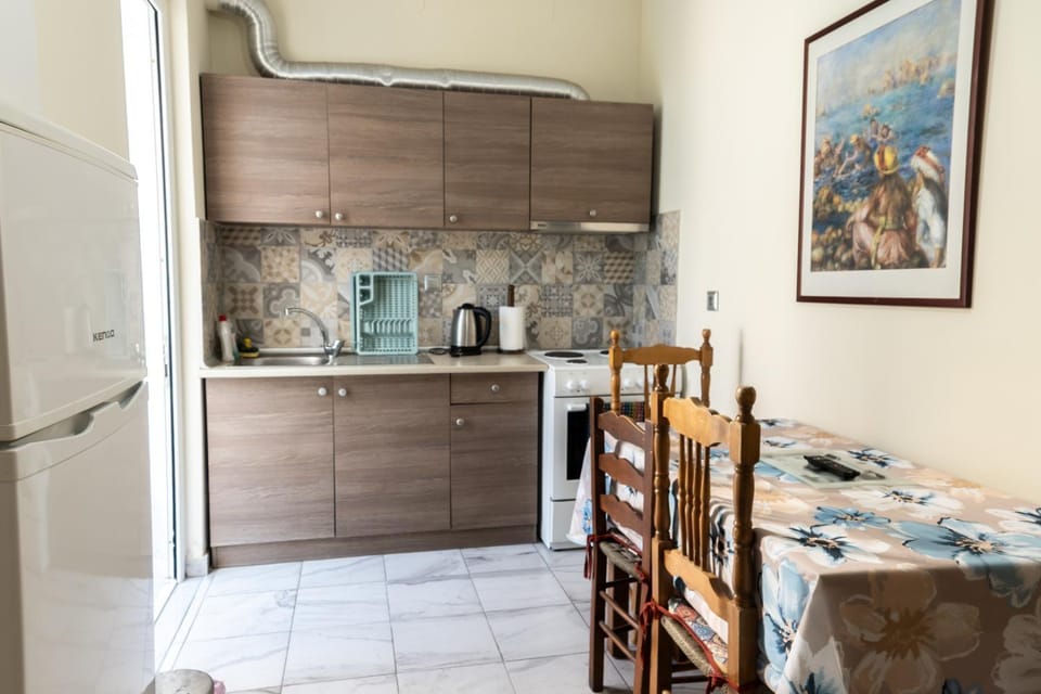 Kitchen or kitchenette, Dining area, stove