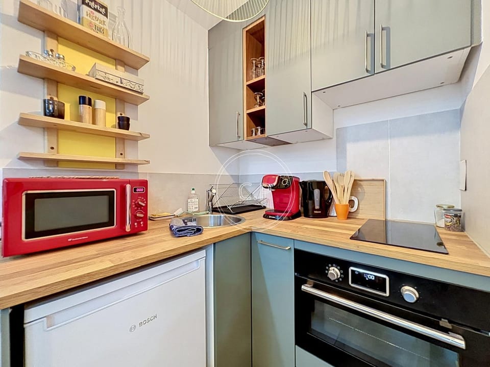 Coffee/tea facilities, microwave, oven, toaster, kitchen