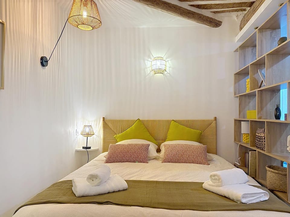 Bed, Bedroom, towels
