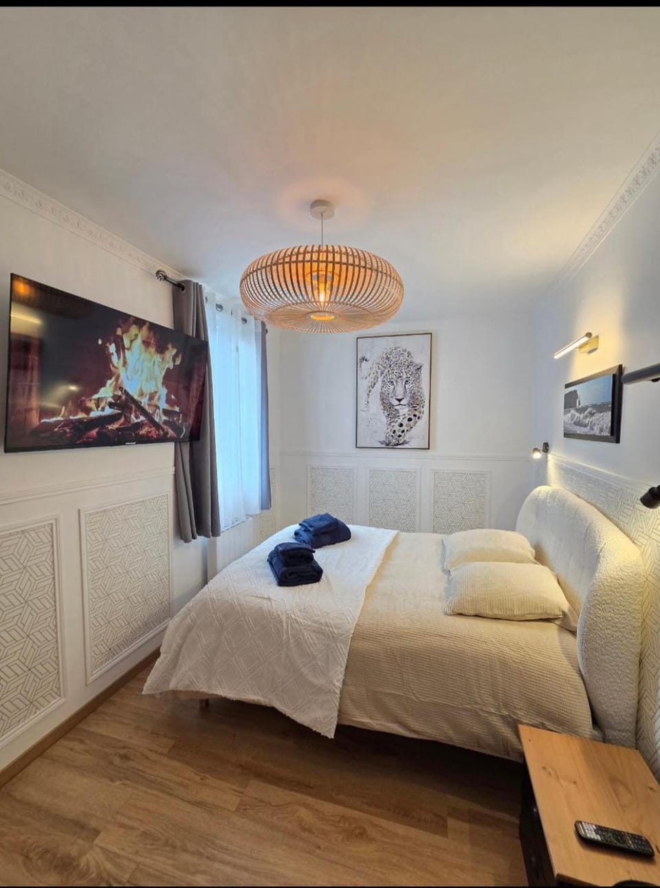 Bed, TV and multimedia, Photo of the whole room, Bedroom
