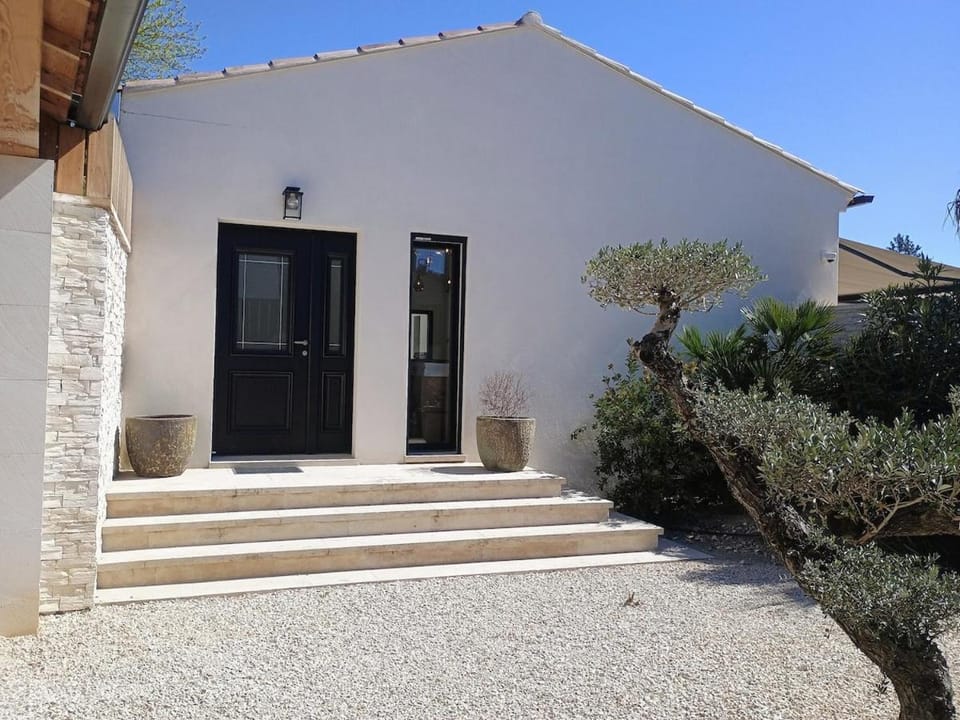 Villa Suite's Azuraquos Centre ville Piscine Parking Villa in L'Isle-sur-la-Sorgue