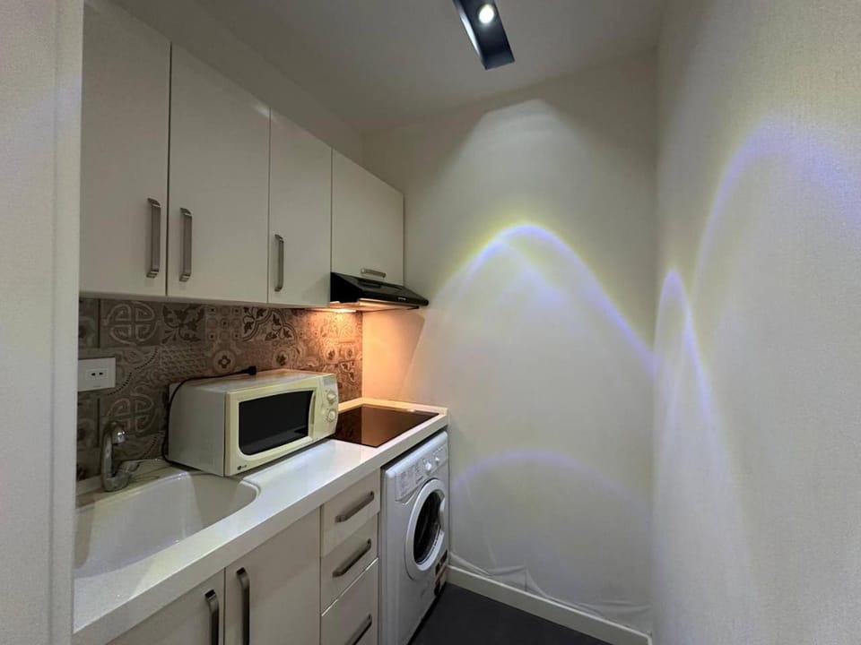 Kitchen or kitchenette, minibar, oven, stove, toaster, washing machine