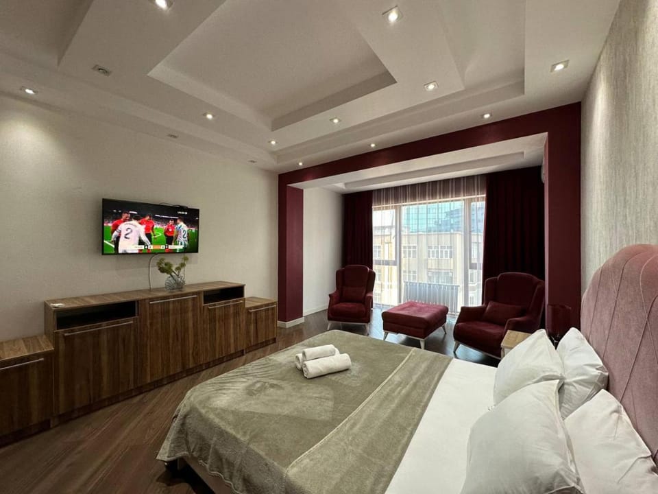 Bed, TV and multimedia, Bedroom, towels