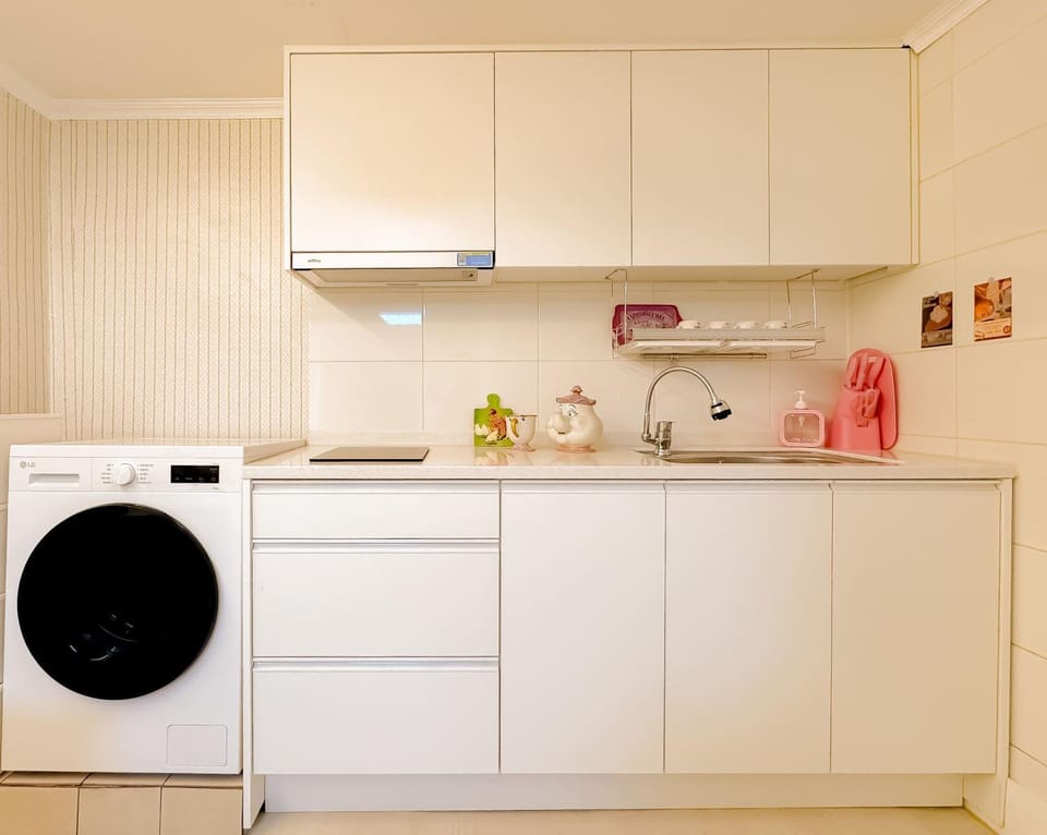 Kitchen or kitchenette, washing machine, dryer