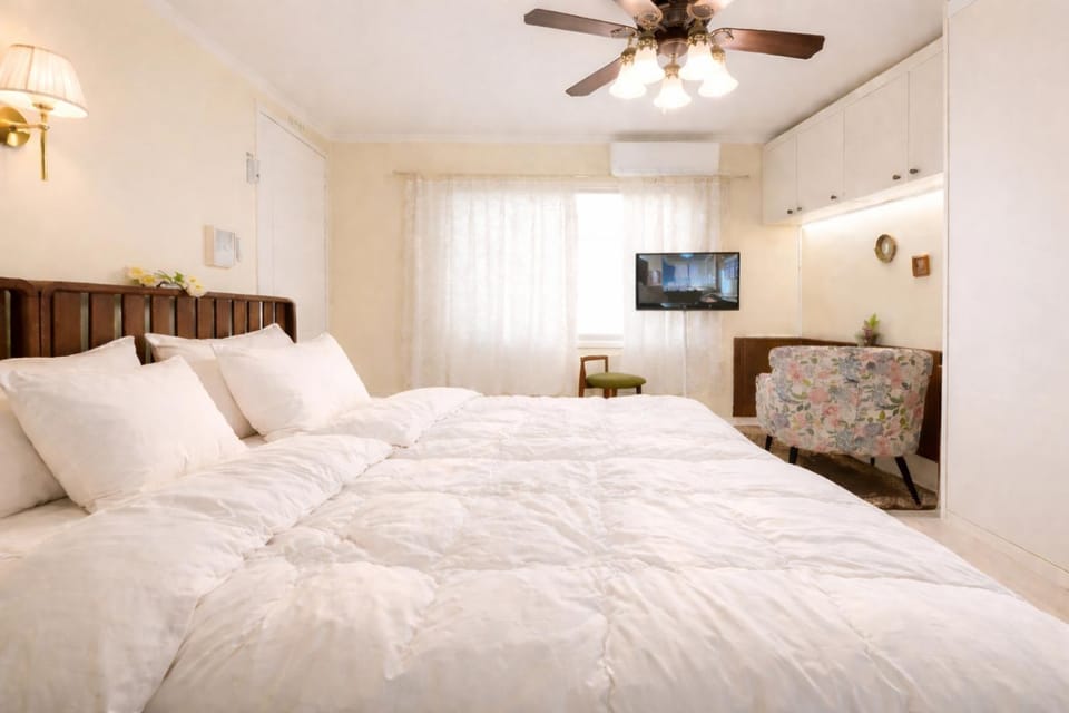 Communal lounge/ TV room, Bed, TV and multimedia, Photo of the whole room, Bedroom