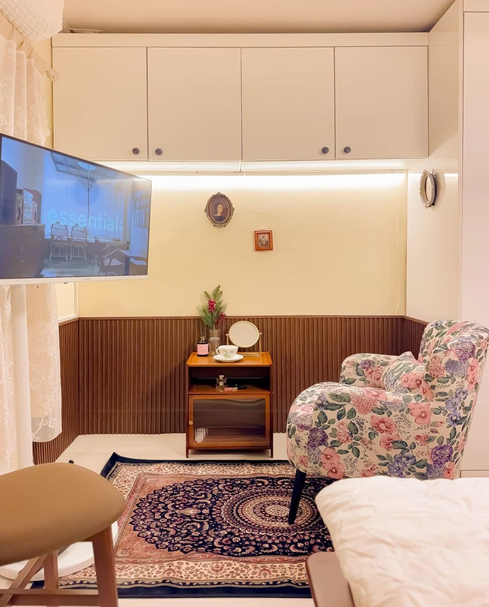 TV and multimedia, Seating area, Bedroom