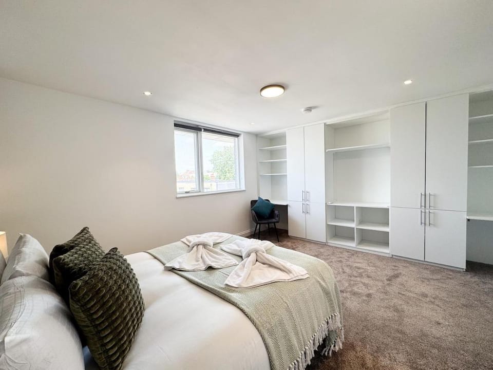 GrandLux Stays - 5BR Shepherd's Bush Villa in London