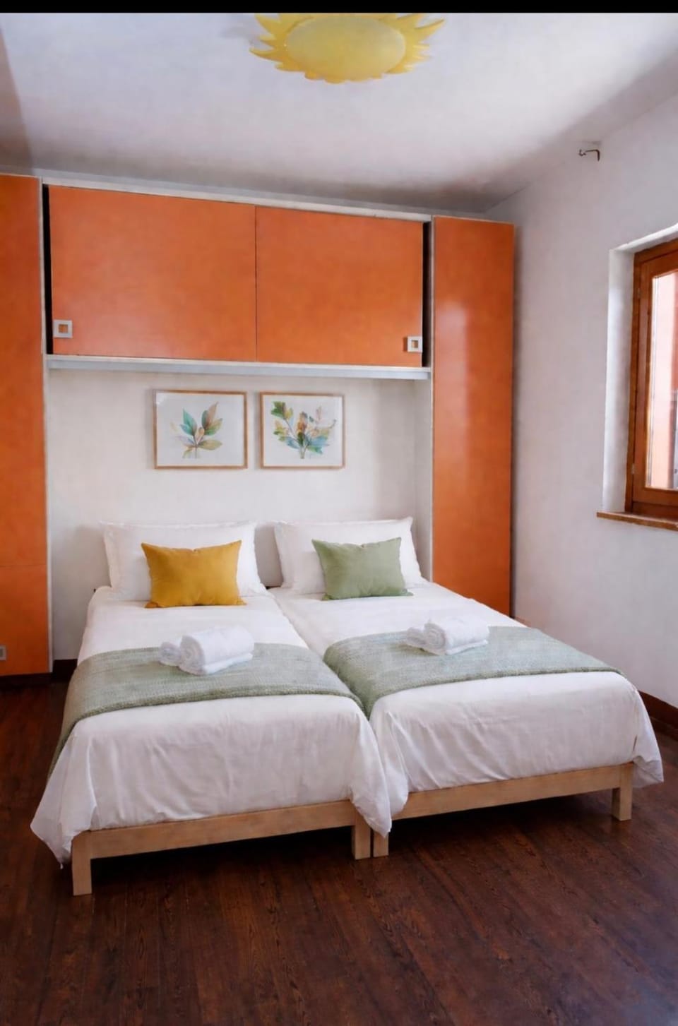 Photo of the whole room, Bedroom