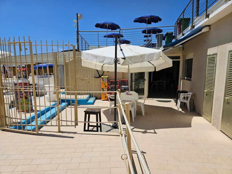 Restaurant/places to eat, On-site shops, Beach