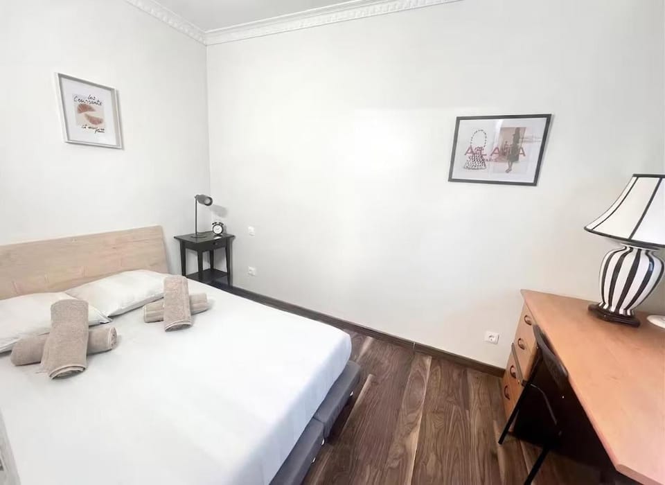 Bed, Bedroom, towels