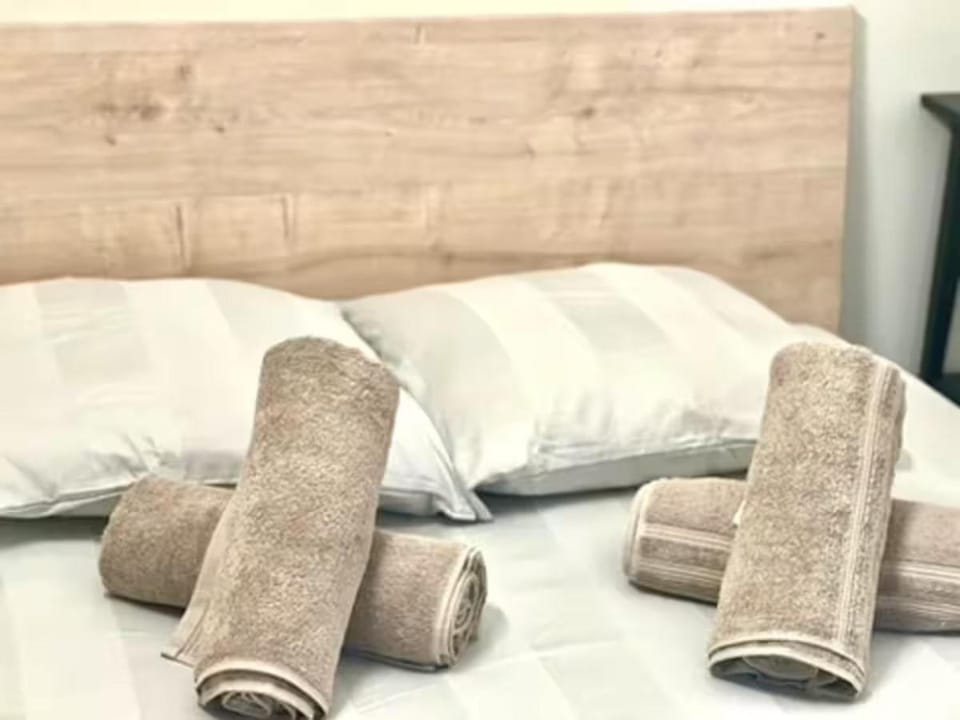 Bed, towels