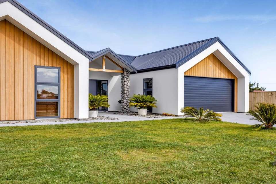 Modern private room with shared cozy living Bed and Breakfast in Taranaki, New Zealand