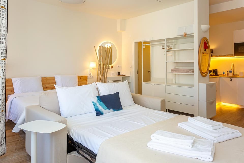 Bed, Kitchen or kitchenette, Living room, Photo of the whole room, Bedroom, wardrobe