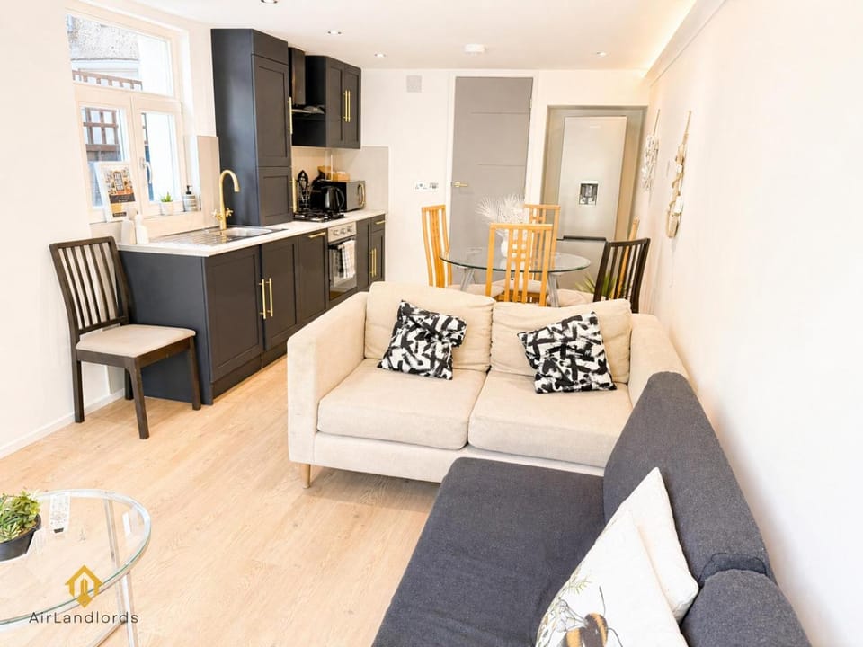 Exclusive 2Bed Flat Streatham Common Station! Apartment in London
