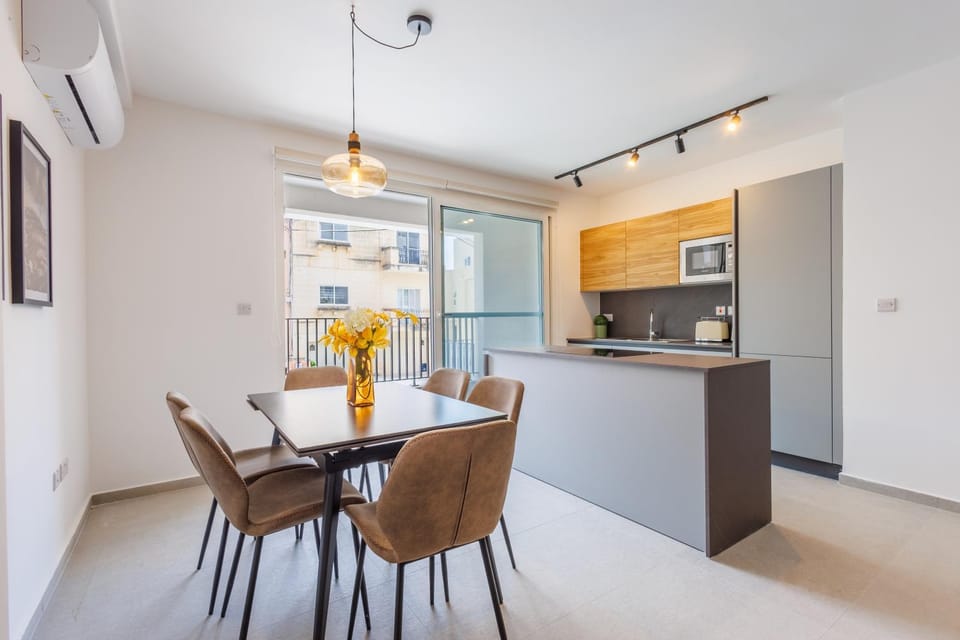 Kitchen or kitchenette, Seating area, Dining area, stove