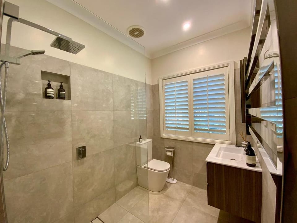 Scotland Island Waterfront with jetty & hot-tub House in Pittwater Council