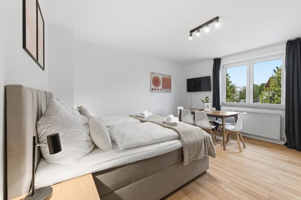 Bed, TV and multimedia, Photo of the whole room, Dining area, Bedroom, internet, towels