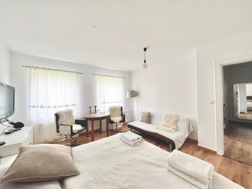 Bed, TV and multimedia, Seating area, Bedroom