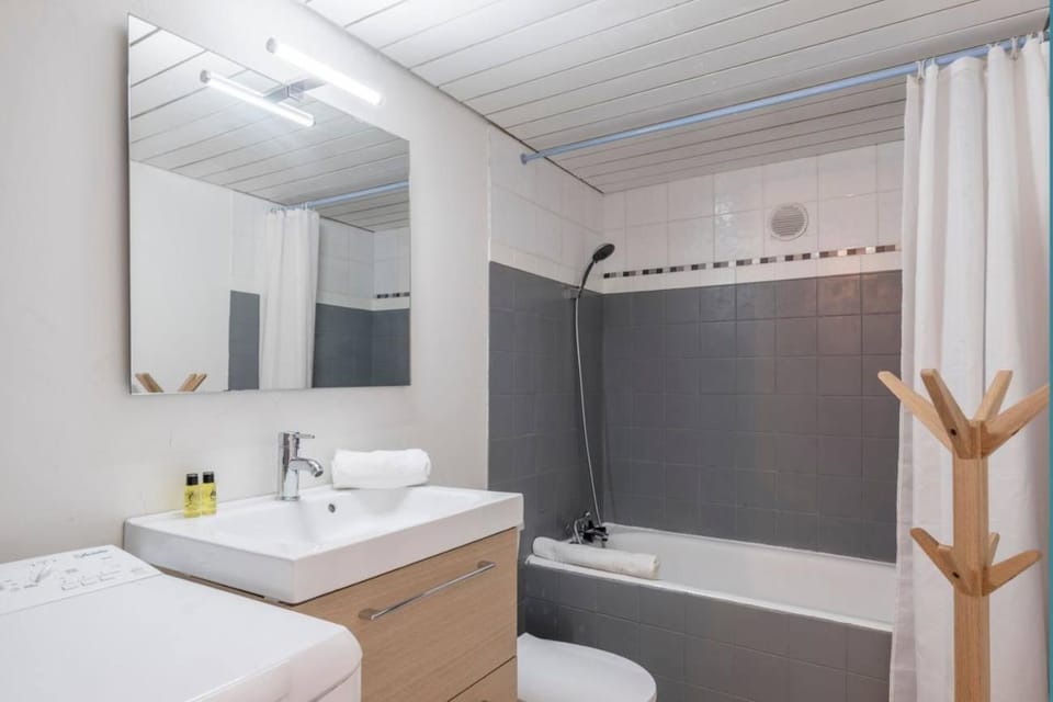 Shower, Bath, towels