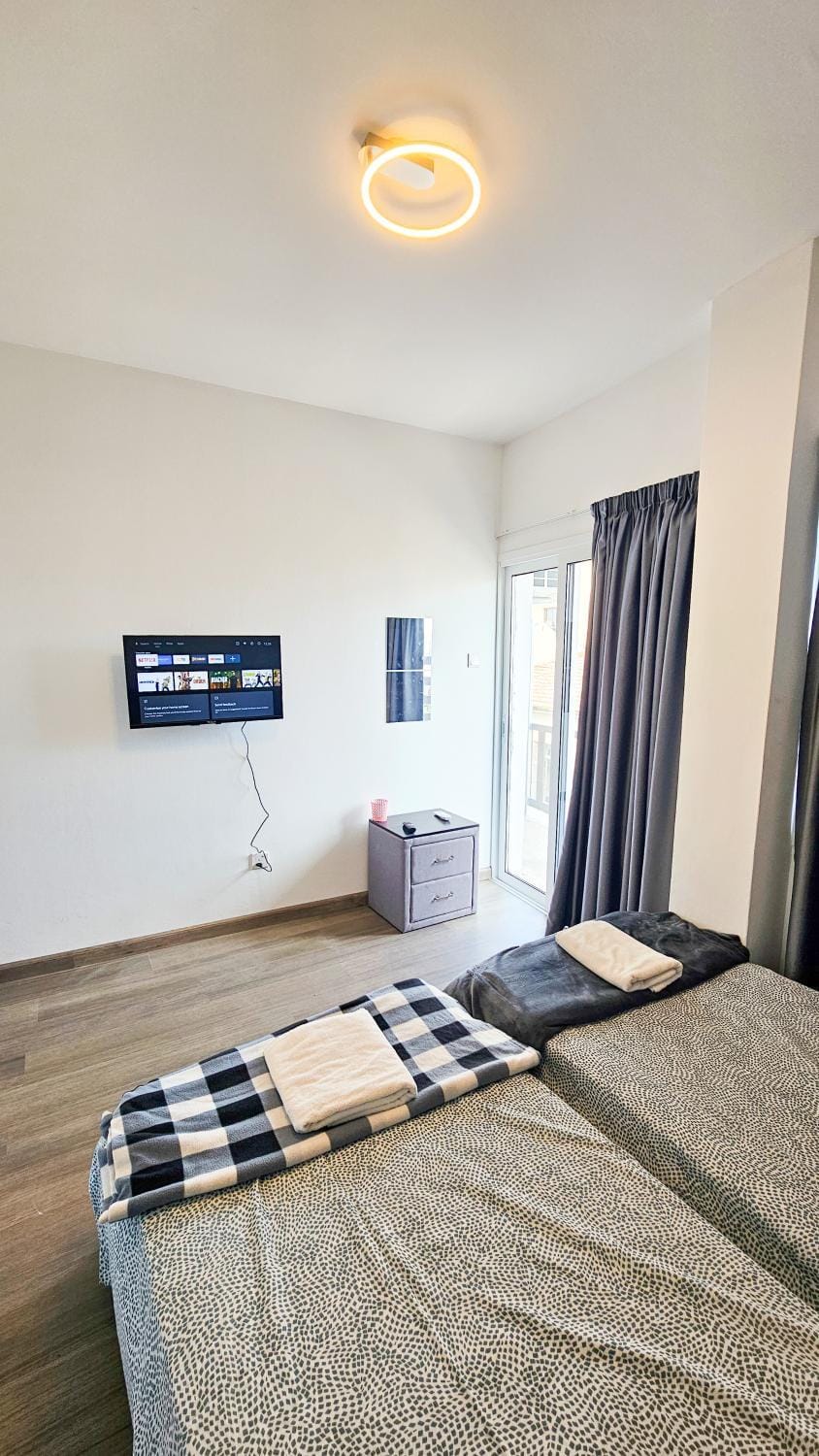 Bed, TV and multimedia, Bedroom