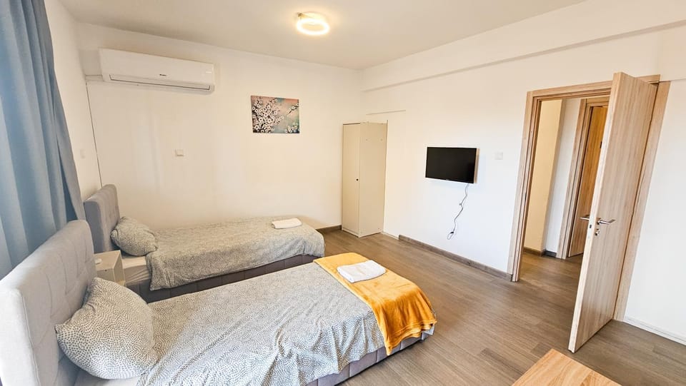 Bed, TV and multimedia, Seating area, Evening entertainment, Bedroom, internet, towels, air conditioner