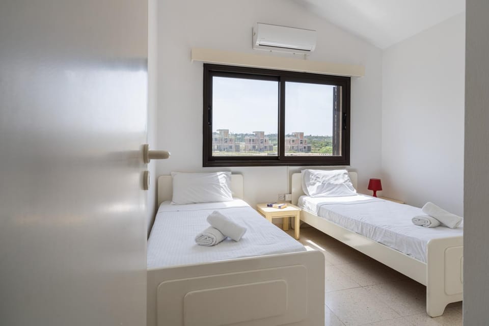 Bed, Photo of the whole room, Bedroom, towels, air conditioner