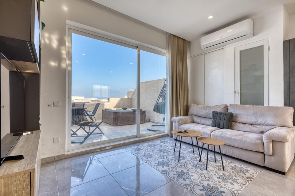 Luxury duplex apartment with sun terrace and jacuzzi SDIN1-1 Apartment in Malta