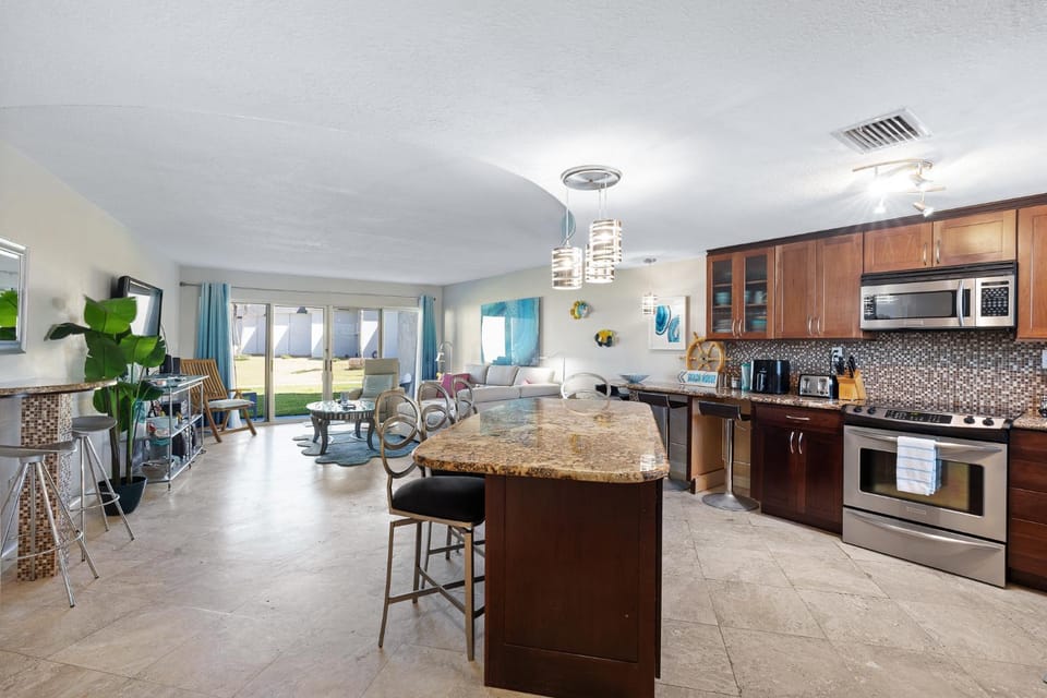 Ocean View 2BR Ground Floor Condo NSB Surfside House in Edgewater
