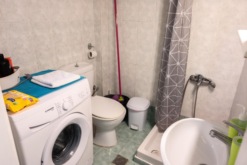 Shower, Toilet, Bathroom, Bath, towels, washing machine