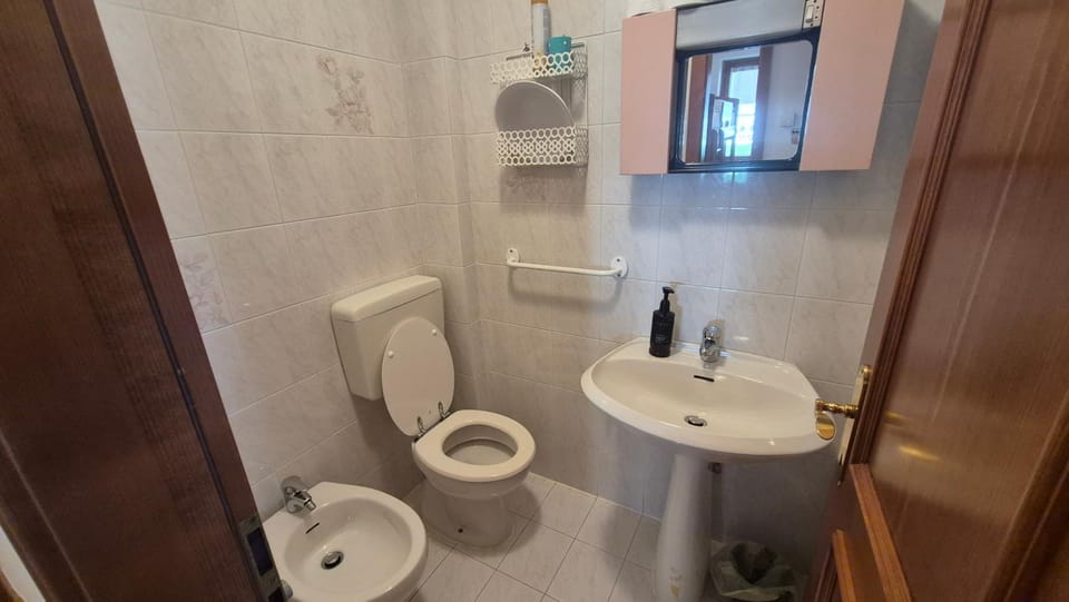 Shower, Toilet, Bathroom, bidet, towels
