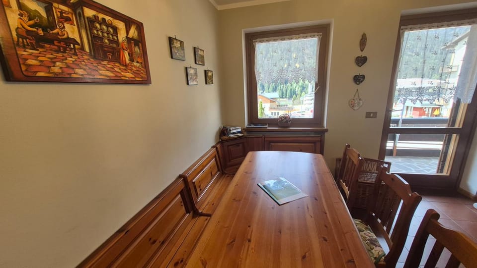 Balcony/Terrace, Living room, Dining area, City view, Lake view, Mountain view, Quiet street view