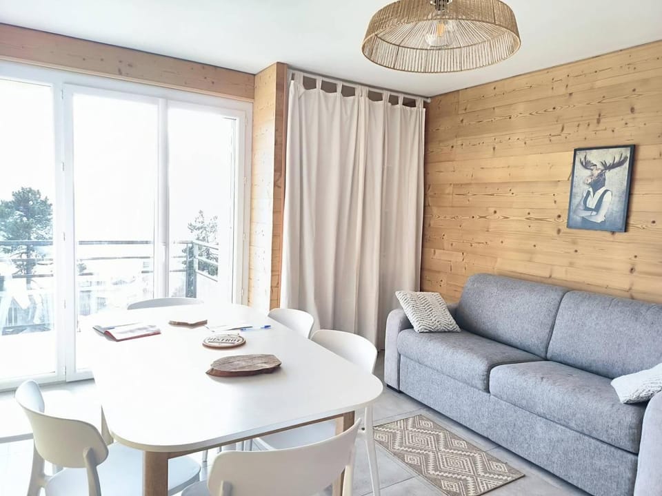 APPARTEMENT T2-6 COUCHAGES- PLEIN COEUR DE STATION FONT-ROMEU Apartment in Font Romeu