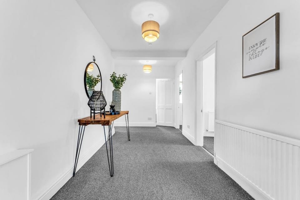 Family, Contractor & Business Stays, 4 Bedrooms, Ample Parking, Near Chester Apartment in Chester