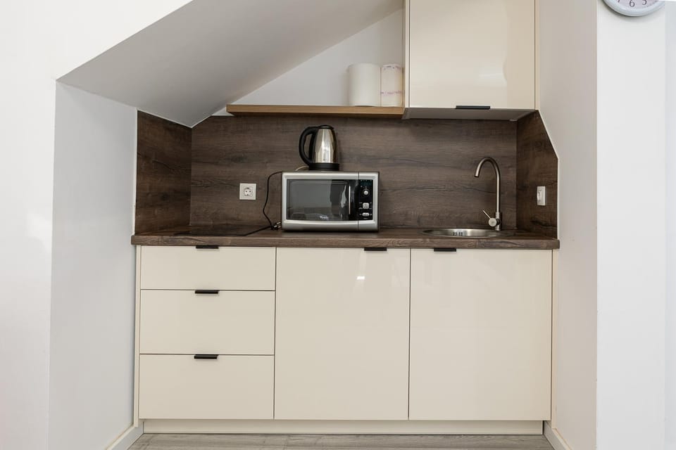 Kitchen or kitchenette, microwave, stove