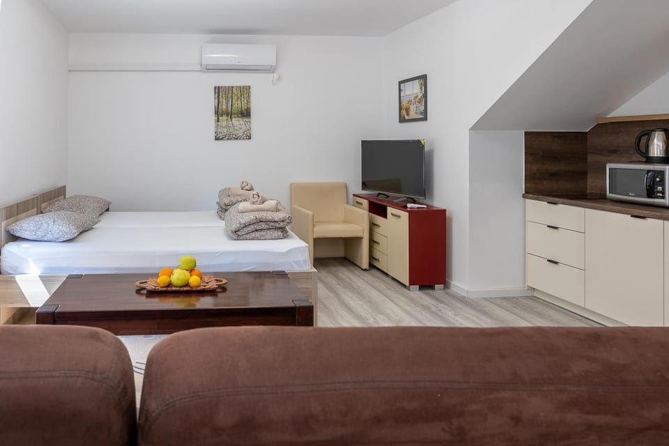 Bed, TV and multimedia, Kitchen or kitchenette, Living room, Photo of the whole room, Seating area, Bedroom, air conditioner