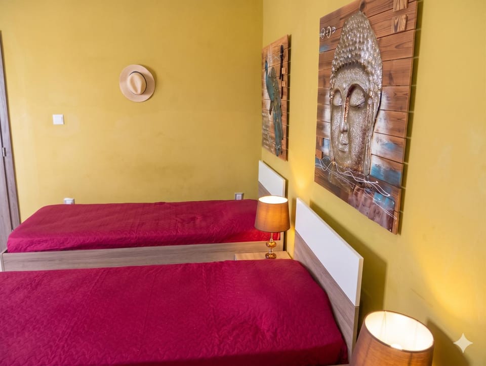 Modern room in prime area for beaches & nightlife! -Fast & easy self check in -Independent access -No Family sharing - Pembroke Gardens location Vacation rental in Saint Julians