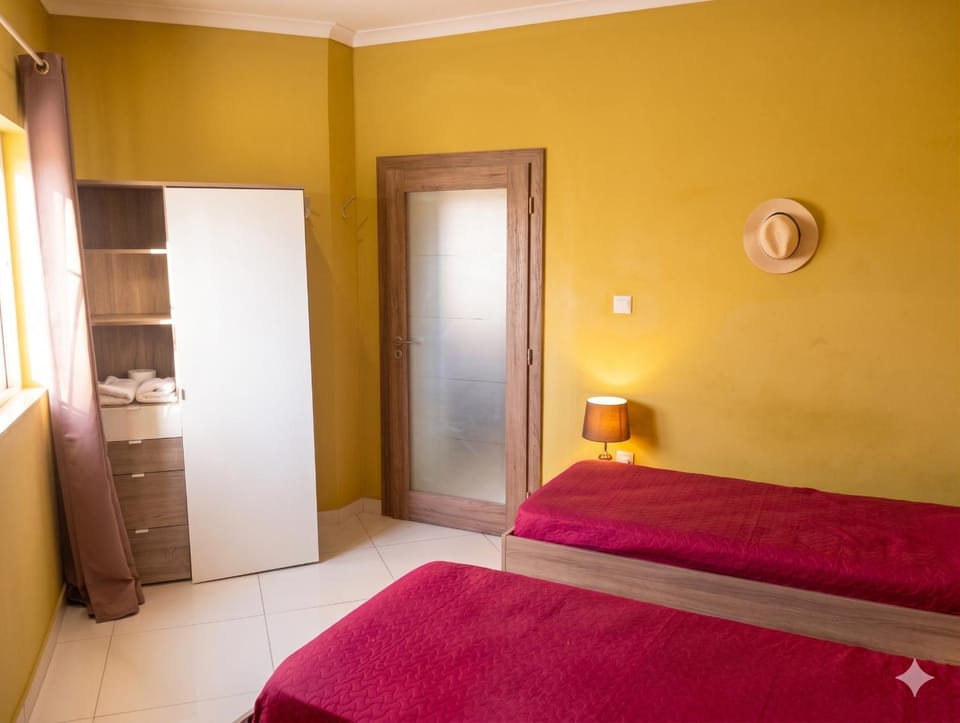 Modern room in prime area for beaches & nightlife! -Fast & easy self check in -Independent access -No Family sharing - Pembroke Gardens location Vacation rental in Saint Julians